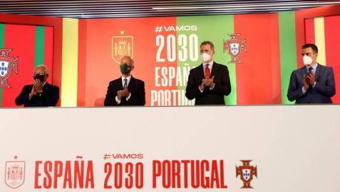 El rey Felipe VI, el presidente de la república de Portugal, Marcelo Rebelo de Sousa, y los presidentes del Gobierno, Pedro Sánchez y Antonio Costa, en el acuerdo de la candidatura conjunta de España y Portugal al Mundial 2030.