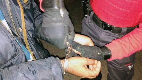 Momento en que un agente de la Policía Foral detiene a un hombre acusado de violencia de género.