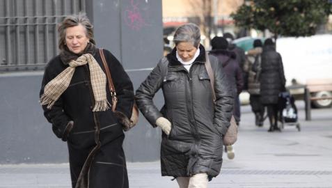 A -4º en Pamplona en pleno mediodía_6 Ni siquiera el sol ha servido para suavizar las gélidas temperaturas de Pamplona. A las 12.00 horas de este miércoles, varios termómetros del centro de la ciudad marcaban -4 grados. Los pamploneses que se han atrevido a salir a la calle han tirado de bufandas, gorros, pañuelos, guantes y todo lo necesario para poder soportar el frío.