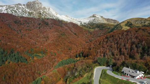 Otoño en el Valle de Roncal Imagen tomada desde un dron en el paraje situado en el Pirineo navarro, junto a la Venta de Juan Pito, en el que el otoño presenta su máximo esplendor en el Valle de Roncal, donde las hojas de sus árboles, del verde a los ocres, ofrecen un espectáculo en uno de los más bellos parajes del norte de la Comunidad foral.