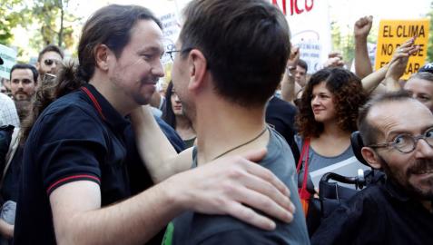 Pablo Iglesias (i), saluda a Juan Carlos Monedero.