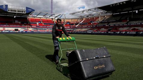 Las obras del estadio avanzan con la retirada de los asientos y las cubiertas