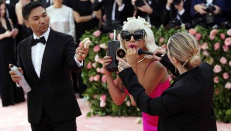 El espectáculo de Lady Gaga en la gala MET La cantante se cambió cuatro veces de vestido