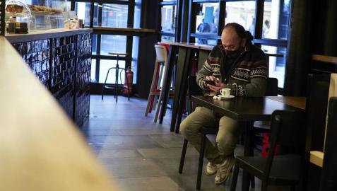 Navarra reabre este jueves el interior de los locales de hostelería con aforo al 30% tras casi dos meses de cierre por las restricciones del Gobierno de Navarra frente al Covid-19.
