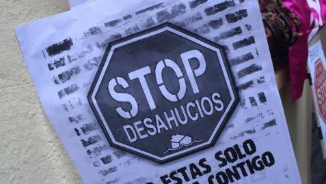 Miembros de la Plataforma de Afectados por la Hipoteca (PAH) impidieron que Francisco Javier Pérez Hernández fuera desalojado de su vivienda en el barrio de la Chantrea este martes, al congregarse desde el amanecer frente al domicilio de la calle Arguedas.