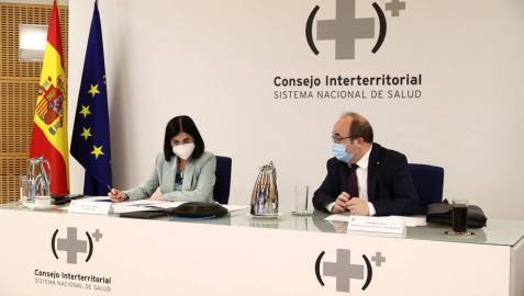 Los ministros de Sanidad, Carolina Darias y de Política Territorial y Función Pública, Miquel Iceta durante la reunión del Consejo Interterritorial de Salud