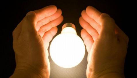 Competencia rechaza cambiar la tarifa de la luz como pide Podemos