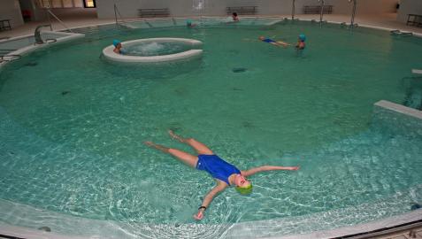 Un grupo de personas disfruta de un baño en el balneario de Elgorriaga.
