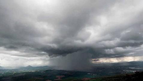 La previsión indica que las tormentas pueden empezar a partir de las 14:00 horas
Fotografías de la impresionante tormenta y granizo de este sábado, 25 de abrilFotos de una tormenta con granizo caída en Pamplona y Comarca
