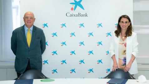 Javier Taberna, presidente de la Cámara Navarra, e Isabel Moreno, directora territorial Ebro de CaixaBank, en la firma del convenio