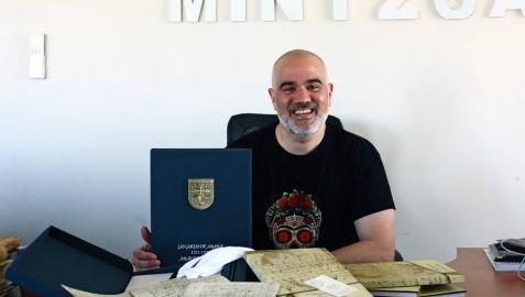 Aritz Otazu posa con un ejemplar del facsímil que incluye las cartas y su traducción y el estudio elaborado por Peio Monteano.