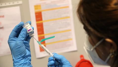Una sanitaria prepara una dosis de vacuna frente al coronavirus.