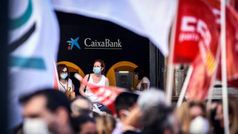 CaixaBank reduce a 6.950 las salidas por ERE y mejora las indemnizaciones