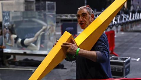 Pera Tantiñá, ayer, con el rayo que simboliza el SciencEkaitza, en el taller/ ensayo que está desarrollando esta semana en el Navarra Arena.