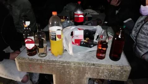 Varios jóvenes realizan botellón en un parque