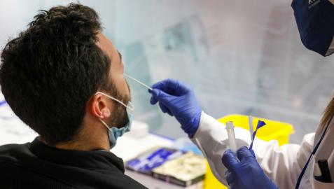 Una sanitaria realiza una prueba de antígenos