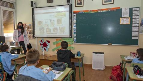 Desde que los colegios comenzaron a poner a punto sus instalaciones en agosto hasta las pruebas finales de la EvAU, el curso 20-21 pasará a la historia como el de la covid. Meses de aulas confinadas, mascarillas, distancia y una lección de adaptación de alumnos y profesores