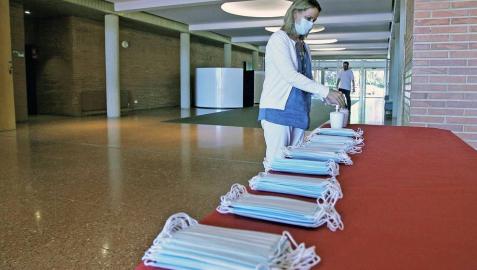 El curso de la covid en Navarra, en imágenes Desde que los colegios comenzaron a poner a punto sus instalaciones en agosto hasta las pruebas finales de la EvAU, el curso 20-21 pasará a la historia como el de la covid. Meses de aulas confinadas, mascarillas, distancia y una lección de adaptación de alumnos y profesores