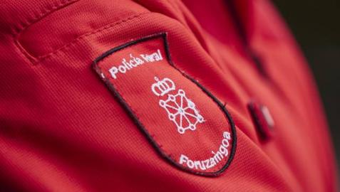 Detalle de la chaqueta de un agente de la Policía Foral de Navarra.