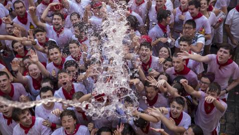Explosión de alegría tras el chupinazo de los Sanfermines de 2019, los últimos celebrados.