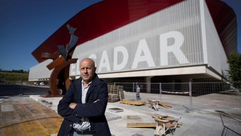 El artista y exjugador de Osasuna Carlos Purroy posa ante la escultura que simboliza el apoyo de la afición rojilla.