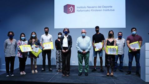 Los premiados de izda a dcha, María Lekunberri, Naiara Biurrun, Julen Aguirre, Hicham Amhaouch, Leticia Romero y Álex Calvo