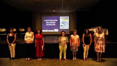 Representantes de las entidades organizadoras -la mancomunidad y las asociaciones de mujeres- en la inauguración de la muestra.