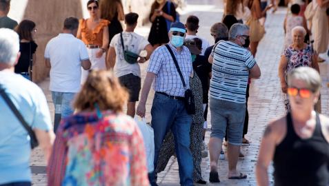 Un hombre con mascarilla camina por el casco histórico de Ciutadella, Menorca, este miércoles