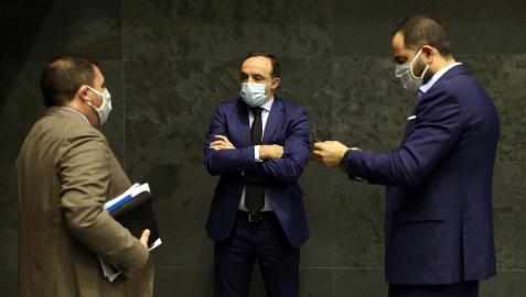 El presidente del Parlamento Unai Hualde y los portavoces de NA+ y PSN, Javier Esparza y Ramón Alzórriz, en la Cámara