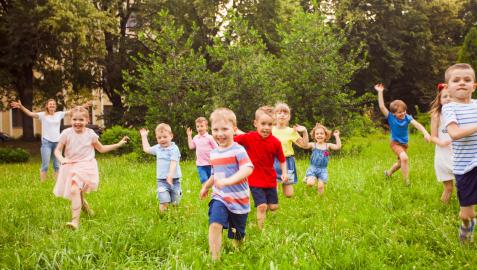 Niños jugando en un campamento de verano