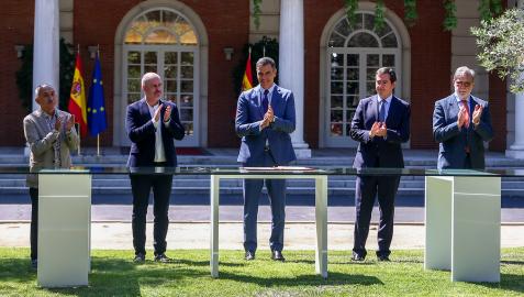 El secretario general de UGT, Pepe Álvarez; el secretario general de CCOO, Unai Sordo; el presidente del Gobierno, Pedro Sánchez; el presidente de la CEOE, Antonio Garamendi; y el presidente de CECALE, Santiago Aparicio, aplauden tras la firma del acuerdo para reformar las pensiones