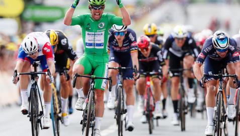 Mark Cavendish celebra el triunfo en la meta de Chateauroux
