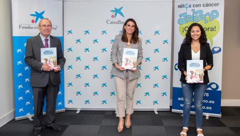 Virgilio Sagüés, patrono de la Fundación Diario de Navarra; Isabel Moreno, directora territorial de la zona del Ebro, Aragón, La Rioja y Navarra de La Caixa; y Michelle Morillo, trabajadora social de Adano.