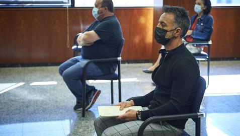 Derecha, Alfonso Etxeberria, alcalde del valle de Egüés entre marzo de 2013 y 2019, el miércoles en el inicio de la vista oral en la que se le juzga por presunto delito de revelación o descubrimiento de secretos