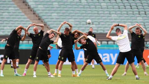 Los jugadores de la República Checa se ejercitan en el estadio de Baku