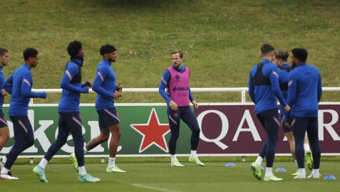 El delantero inglés Harry Kane, en el centro, se ejercita junto a sus compañeros en la instalaciones de St. George's Park
