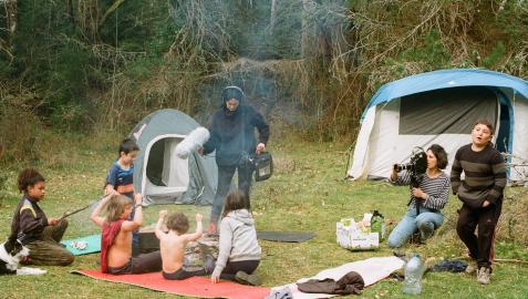 Marina Lameiro con el sonido y Maddi Barber con la cámara durante el rodaje de la acampada infantil en el paraje bautizado en Lakabe como 'El paraíso'