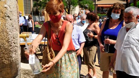 Mairaga repartió botellas para llenar con el agua