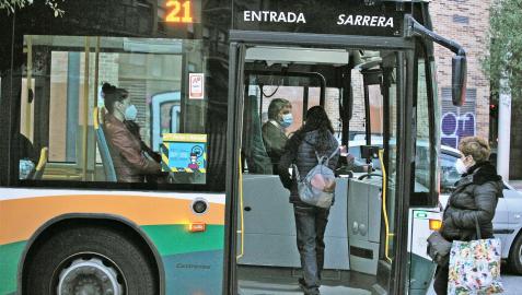 Varias personas acceden a un autobús urbano en Pamplona, en una imagen de archivo