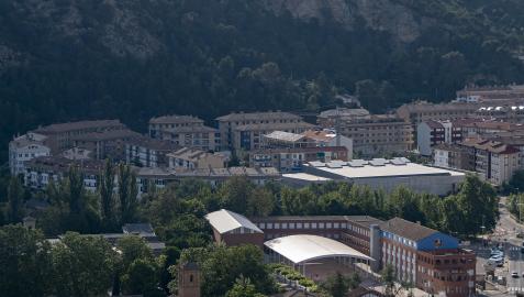 El polideportivo de Estella(con placas solares en la cubierta) en esta imagen tomada del barrio de Arieta en el que se alza.