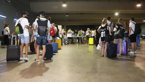 Varios jóvenes citados esperan en la estación de autobuses de Pamplona para hacerse el cribado