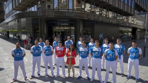 Quince de los 16 pelotaris alineados en el Torneo San Fermín posan junto a Isabel Moreno, directora de la Dirección Territorial Ebro de CaixaBank.