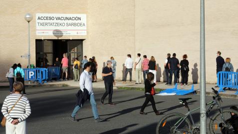 Colas para vacunarse en el polideportivo de la UPNA.