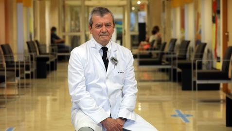 El doctor Ignacio Pascual posa en la 6ª planta de la Clínica Universidad de Navarra. Allí codirigía el departamento de Urología hasta este miércoles día 30, su último día de trabajo.