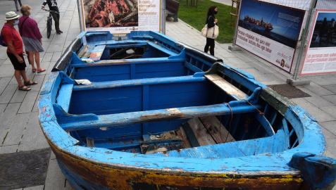 La patera forma parte de la exposición itinerante “Huir para vivir”, una iniciativa del Departamento de Políticas Migratorias del Gobierno de Navarra