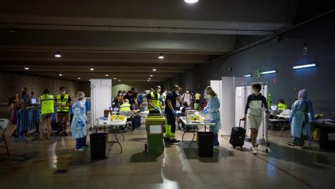 Jóvenes procedentes de zonas de veraneo como Salou (Tarragona), a su llegada hoy sábado a la estación de autobuses de Pamplona