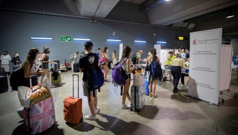 Jóvenes procedentes de zonas de veraneo como Salou (Tarragona), a su llegada el sábado a la estación de autobuses de Pamplona
