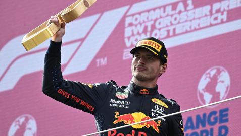Max Verstappen, con el trofeo de ganador en el podio.