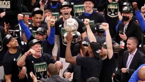 bucks trofeo Los Bucks levantan el trofeo que les proclama como campeones del Este