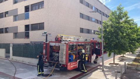 Bomberos trabajan para sofocar el incendio en el interior de la vivienda
